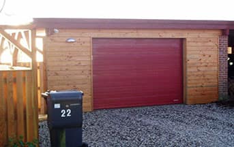 Bryrup, garage beklædt på ny, med ny port