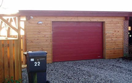 Bryrup, garage beklædt på ny, med ny port